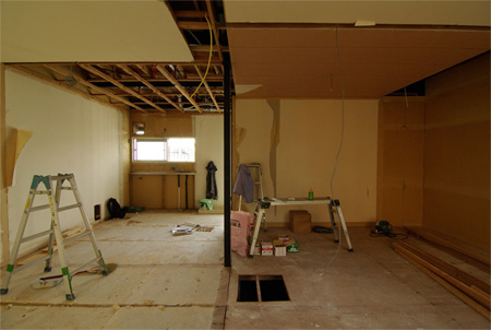 解体後：リビングからキッチン(左)と寝室(右)を見る