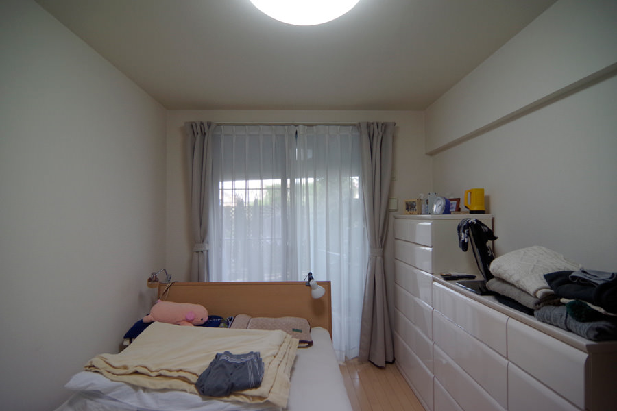 寝室から庭をみたところです。左側の壁はリビング・ダイニングとの仕切りです。