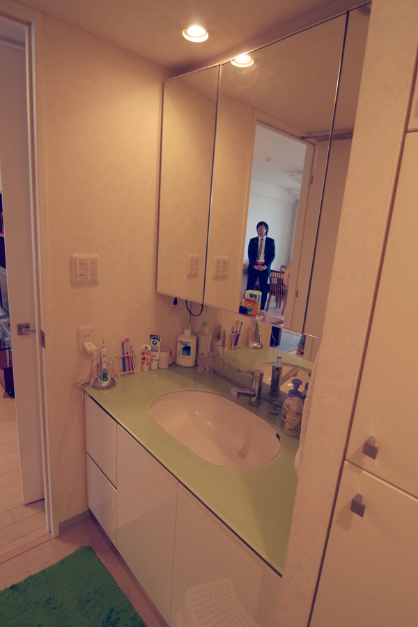 洗面台です。結構きれいでしたが、クライアントの強い希望で作り直すことにしました。
