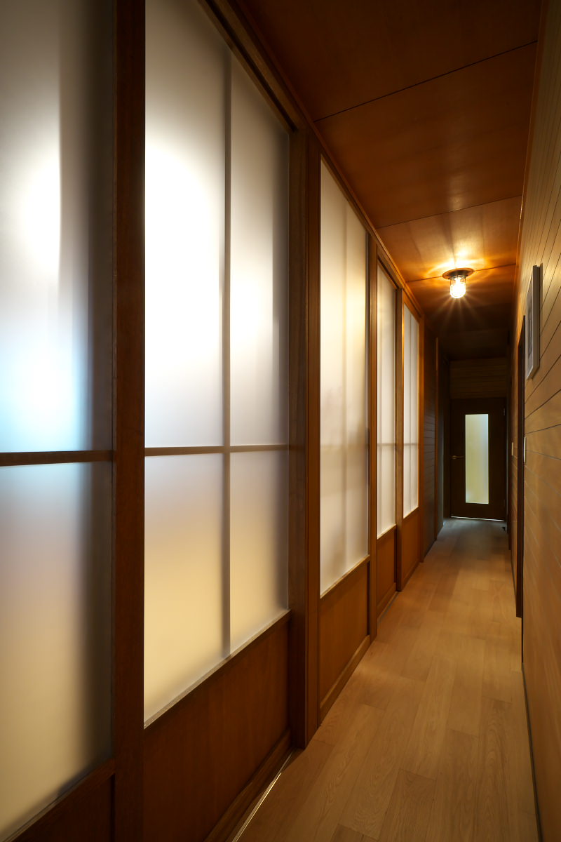 もともとあった廊下とLDKの間仕切りを撤去してアクリル板入りの建具を設置した