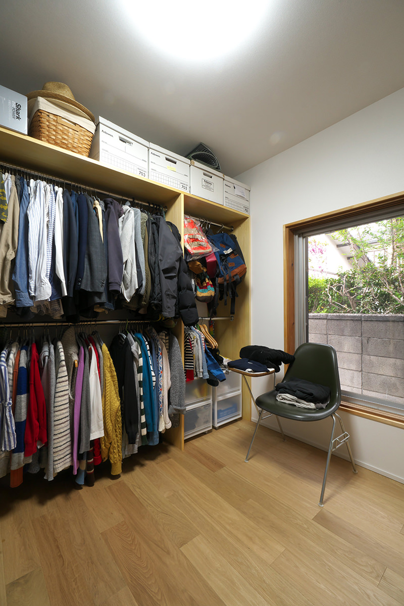 クライアントが家具屋さんで購入した姿見を壁に取り付けました