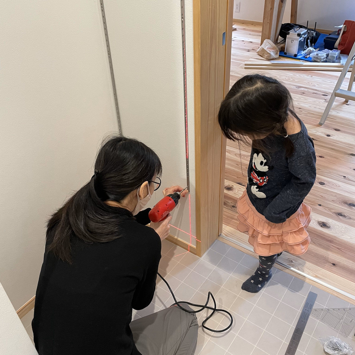 収納棚の棚柱の取付け