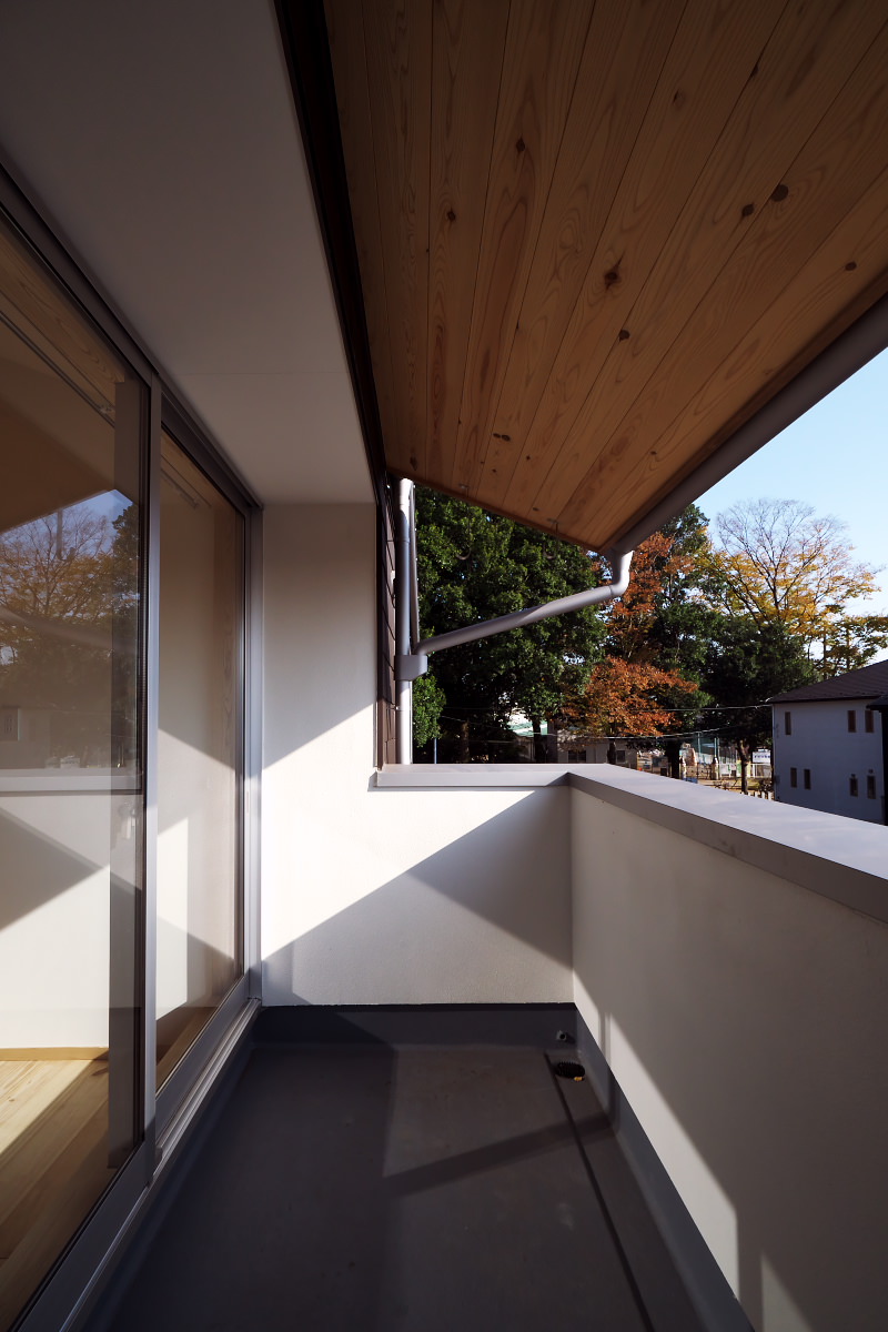 軒が深く手すりに囲われているので半屋外的なプライバシーを保ちやすい空間となっている。