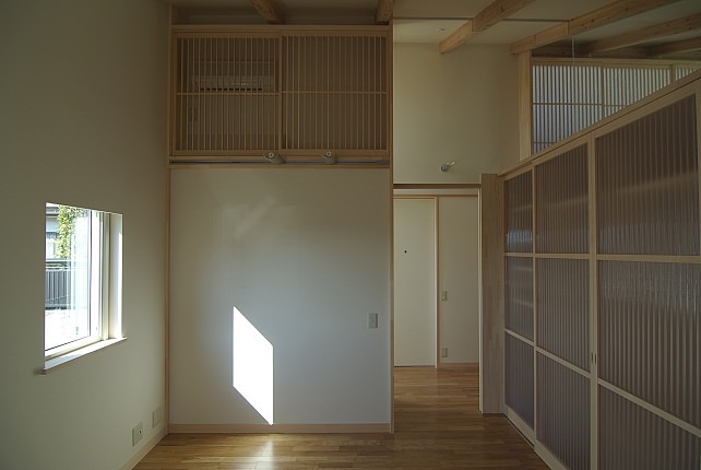 収納と引戸のある寝室