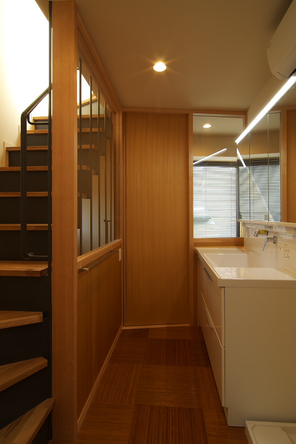 屋上への階段へ行く通路を兼ねています。