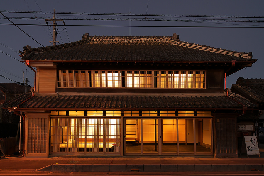 夜のファサード