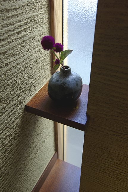 スリット窓の花生け棚