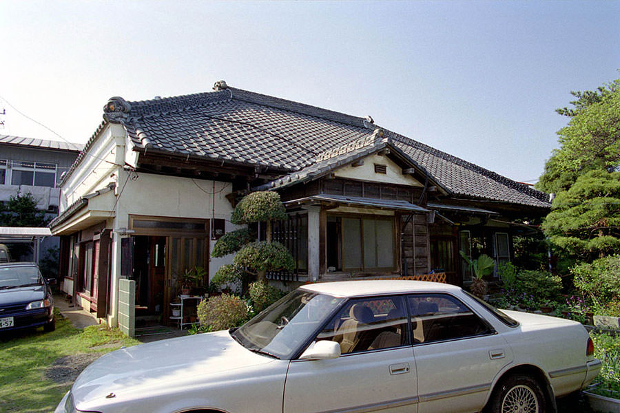 改装前の外観。道路に面する側の土蔵造りのファサードが不自然でした。また創建時は玄関だったと思われる千鳥風破の屋根の部分は浴室に改装されいて湿気で構造体が傷んでいたため減築することにしました。