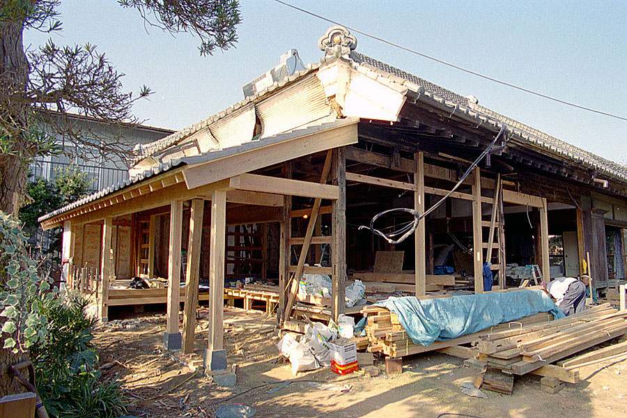 増築下屋の建方。土蔵造りの漆喰をはがすと、垂木掛けの下地が現れました。そこで以前焼失した下屋の存在の確証が得られ、増築することにしました。