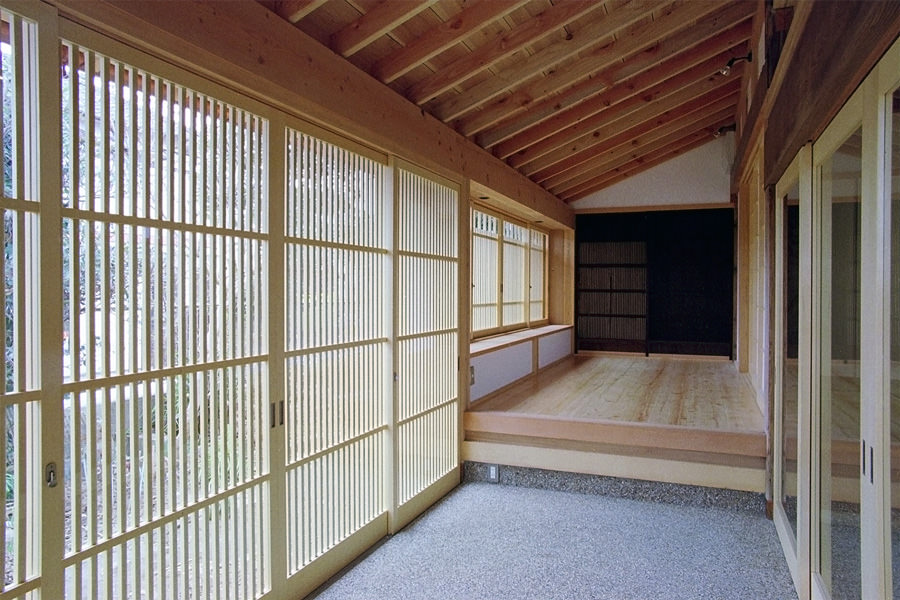 増築下屋の土間からアトリエを見る