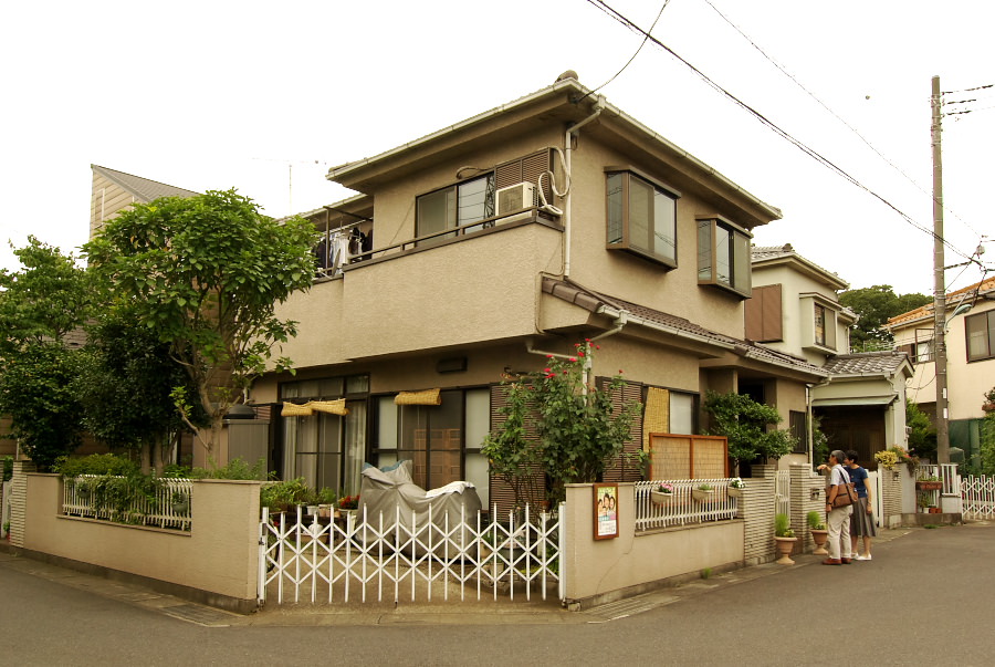改装前の住宅の外観。瓦屋根、モルタル外壁の家です。