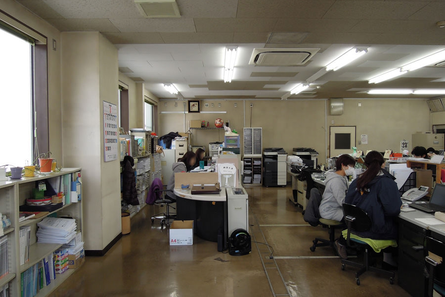 改装前の事務所エリアです。床は土間コン Pタイル直貼りで、足が疲れやすく、冬は足先から体温が奪われる状態だったそうです。