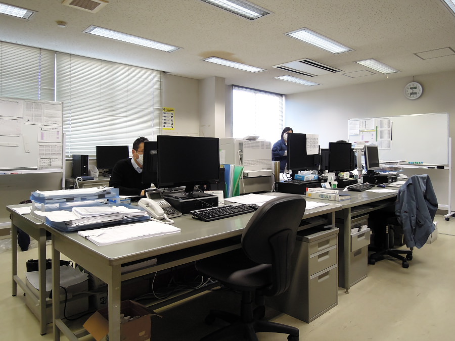 改装前の設計室です。デスクを増やす場合のレイアウトに難がありました。
